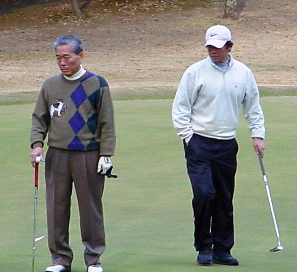 　フジテレビ杯で一緒にゴルフを楽しむ当時ヤクルト・古田監督（右）とフジテレビの日枝会長＝２００５年１２月７日