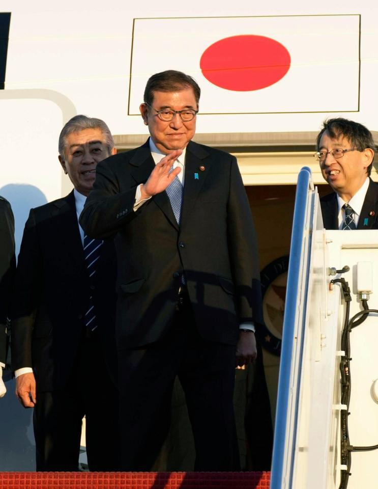 　米国での外交日程を終え、ワシントン郊外のアンドルーズ空軍基地から帰国の途に就く石破首相＝７日（共同）