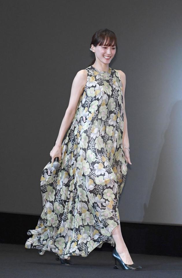 　あでやかなロングドレスで登壇する綾瀬はるか（撮影・園田高夫）