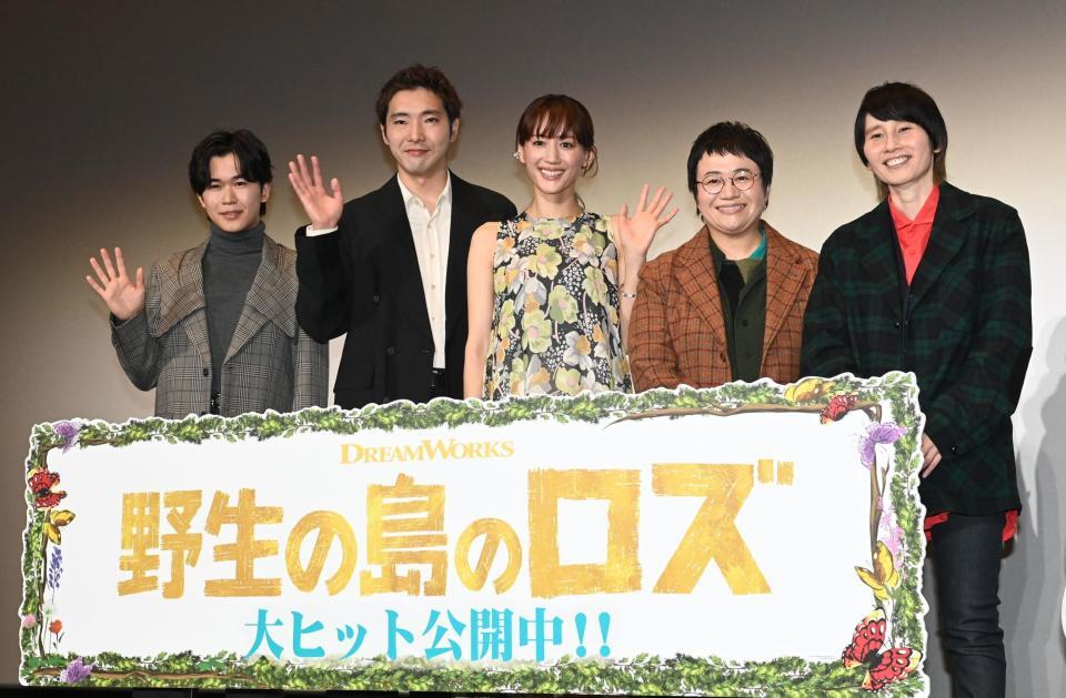 　舞台あいさつで笑顔を見せる（左から）鈴木福、柄本佑、綾瀬はるか、近藤春菜、箕輪はるか（撮影・園田高夫）