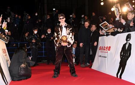 　レッドカーペットでポーズを取るティモシー・シャラメ（撮影・佐藤厚）