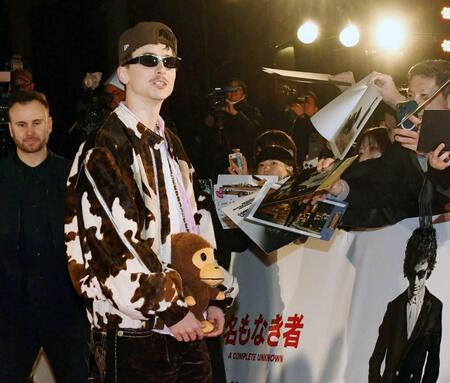 　ファンサービスをしながらレッドカーペットを歩くティモシー・シャラメ