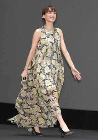 　あでやかなロングドレスの衣装で登壇する綾瀬はるか（撮影・園田高夫）