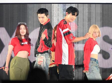 　ＳＥＨＵＮ（左）、ＣＨＡＮＹＥＯＬ（ＥＸＯ）＝２３年７月撮影