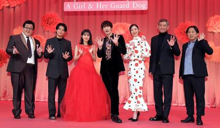 　ポーズを取る（左から）ぐんぴぃ、櫻井海音、福本莉子、ジェシー、佐々木希、杉本哲太、小林啓一監督（撮影・佐藤厚）