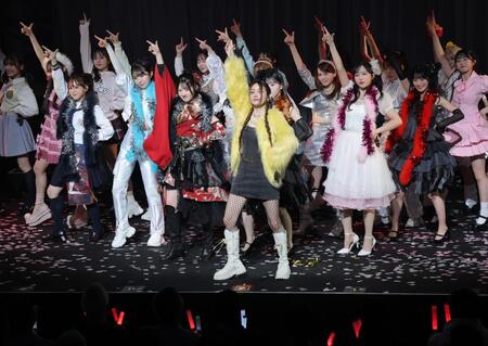 　ＡＫＢ４８のセンターで「ＬＯＶＥマシーン」を熱唱する後藤真希（中央）＝撮影・西岡正