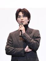 　撮影の苦労話を話す草川拓弥（撮影・園田高夫）