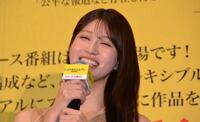　公開記念舞台あいさつに登場し、笑顔を見せる生見愛瑠