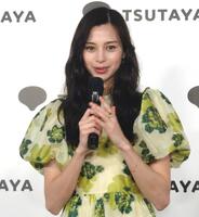 　フォトエッセイ「明日へのことば」刊行イベントに出席した中条あやみ