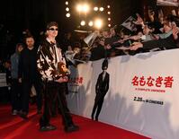 　ファンサービスをしながらレッドカーペットを歩くティモシー・シャラメ（撮影・佐藤厚）