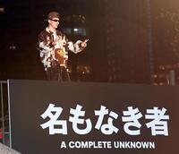 　お立ち台からピースサインを送るティモシー・シャラメ（撮影・佐藤厚）