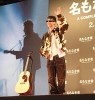 　ステージ上で手を振るティモシー・シャラメ（撮影・佐藤厚）