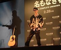 　ステージ上で笑顔を見せるティモシー・シャラメ（撮影・佐藤厚）