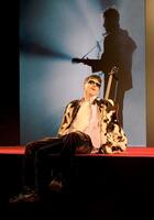 　ステージに腰掛けるティモシー・シャラメ（撮影・佐藤厚）