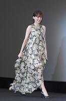 　あでやかなロングドレスで登壇する綾瀬はるか（撮影・園田高夫）