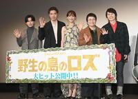 　舞台あいさつで笑顔を見せる（左から）鈴木福、柄本佑、綾瀬はるか、近藤春菜、箕輪はるか（撮影・園田高夫）