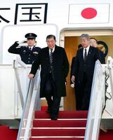 　日米首脳会談のため、ワシントン郊外のアンドルーズ空軍基地に到着した石破首相。右隣は岩屋外相＝６日（共同）