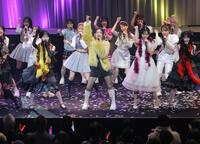 　ＡＫＢ４８のセンターで「ＬＯＶＥマシーン」を熱唱する後藤真希（中央）＝撮影・西岡正