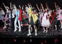 　ＡＫＢ４８のセンターで「ＬＯＶＥマシーン」を熱唱する後藤真希（中央）＝撮影・西岡正