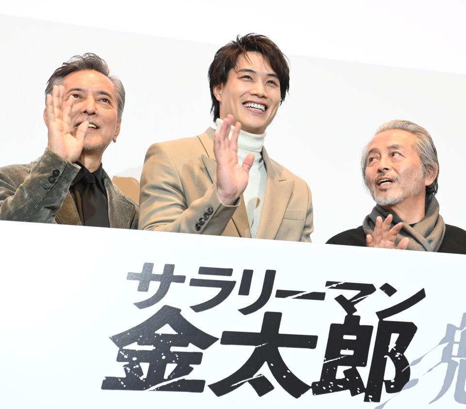 　笑顔で手を振る（左から）榎木孝明、鈴木伸之、本田博太郎（撮影・園田高夫）