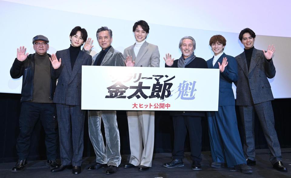 　公開記念舞台あいさつに集まった（左から）下山天監督、草川拓弥、榎木孝明、鈴木伸之、本田博太郎、白濱亜嵐、片寄涼太（撮影・園田高夫）