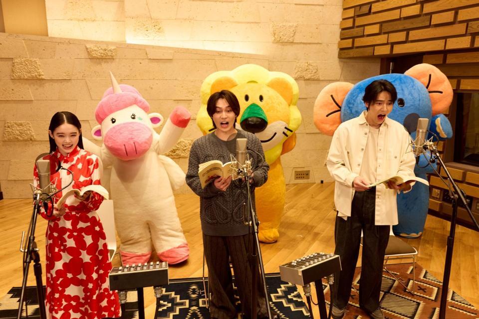 　「たべっ子どうぶつＴＨＥ　ＭＯＶＩＥ」のアフレコを行う松田元太、水上恒司、高石あかり　©ギンビス　©劇場版「たべっ子どうぶつ」製作委員会