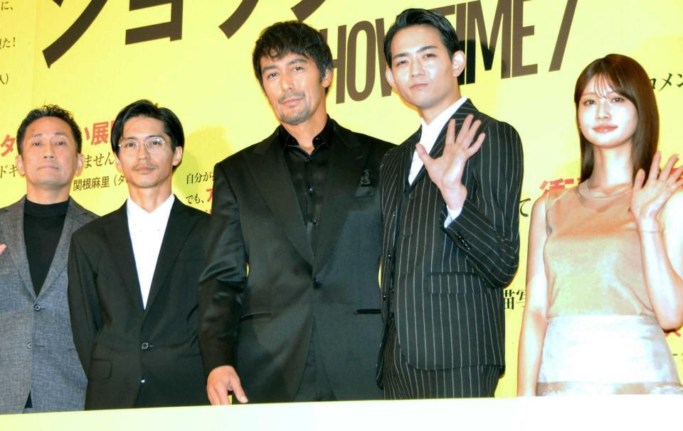 　映画「ショウタイムセブン」公開記念舞台あいさつに登場した（左から）渡辺一貴監督、錦戸亮、阿部寛、竜星涼、生見愛瑠