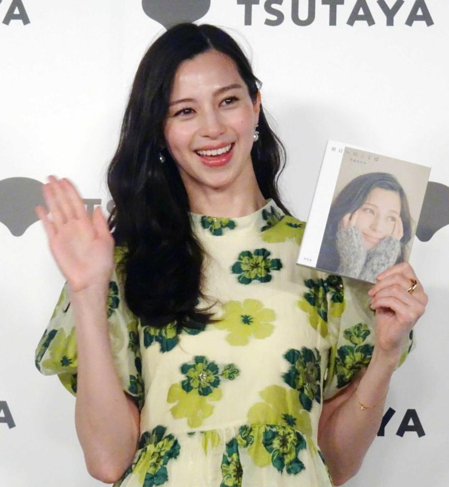 　フォトエッセイ「明日へのことば」刊行イベントに出席した中条あやみ