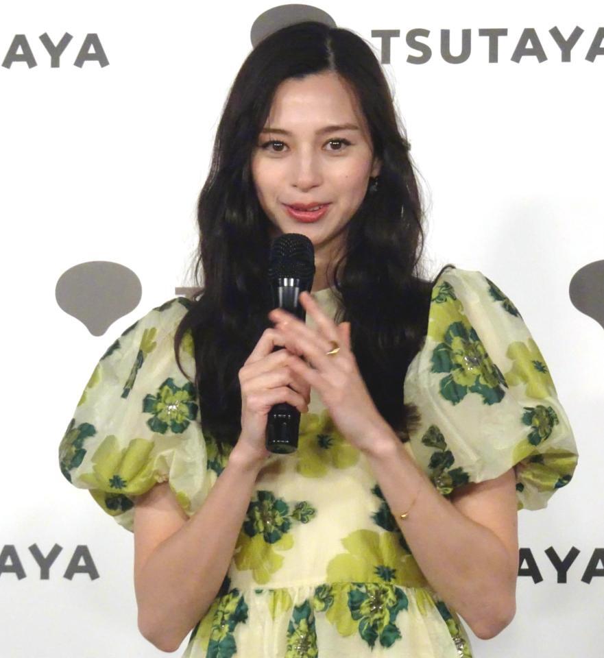 　フォトエッセイ「明日へのことば」刊行イベントに出席した中条あやみ