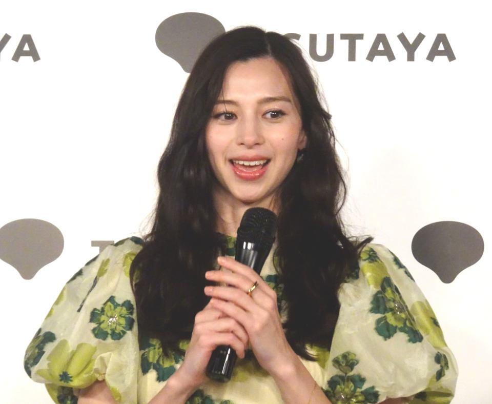 　フォトエッセイ「明日へのことば」刊行イベントに出席した中条あやみ