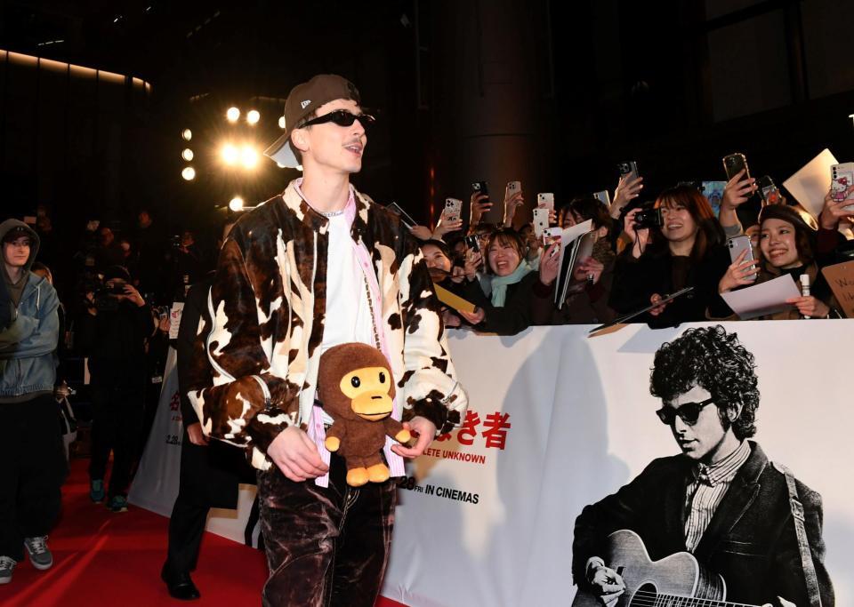 　黄色い声を浴びながらレッドカーペットを歩くティモシー・シャラメ（撮影・佐藤厚）