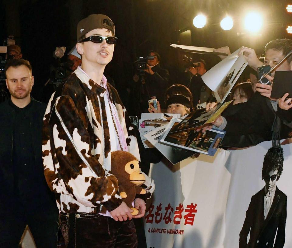 　ファンサービスをしながらレッドカーペットを歩くティモシー・シャラメ