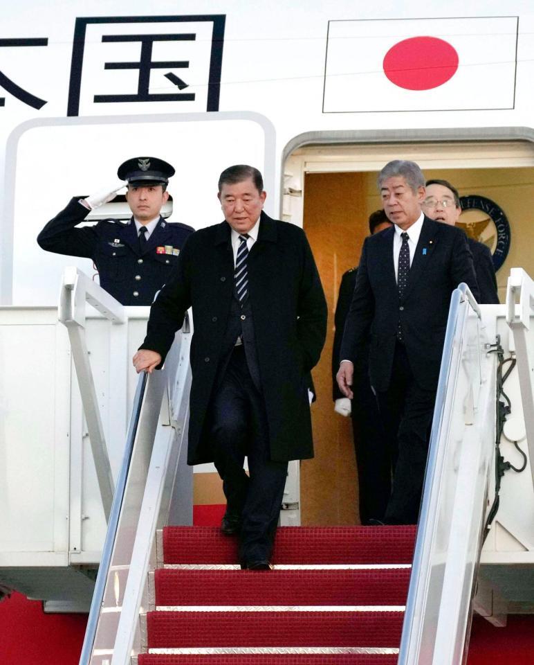 　日米首脳会談のため、ワシントン郊外のアンドルーズ空軍基地に到着した石破首相。右隣は岩屋外相＝６日（共同）