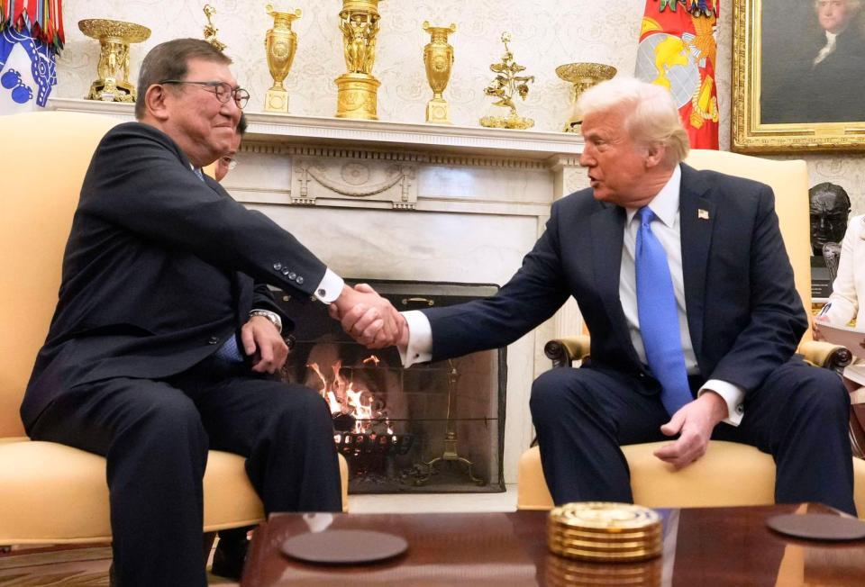 　首脳会談で握手を交わす石破首相（左）とトランプ米大統領＝７日（共同）