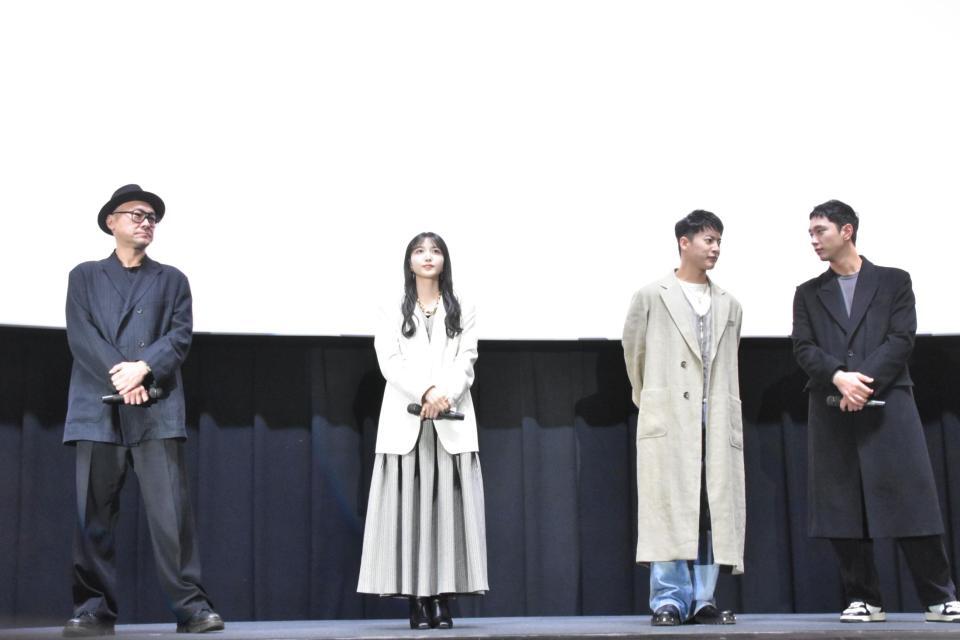 　舞台挨拶に登場した（左から）内田英治監督、久保史緒里、三山凌輝、ファン・チャンソン