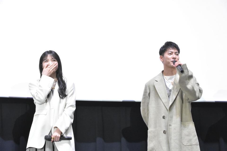 　舞台挨拶に登場した（左から）久保史緒里、三山凌輝