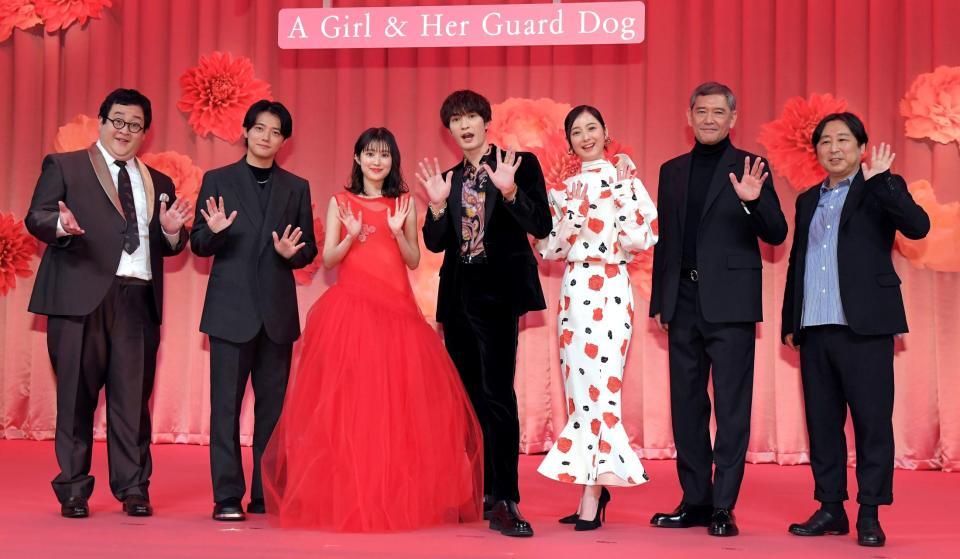 　ポーズを取る（左から）ぐんぴぃ、櫻井海音、福本莉子、ジェシー、佐々木希、杉本哲太、小林啓一監督（撮影・佐藤厚）