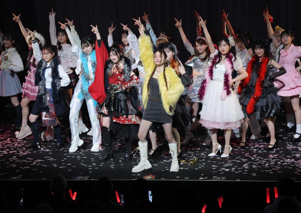 　ＡＫＢ４８のセンターで「ＬＯＶＥマシーン」を熱唱する後藤真希（中央）＝撮影・西岡正