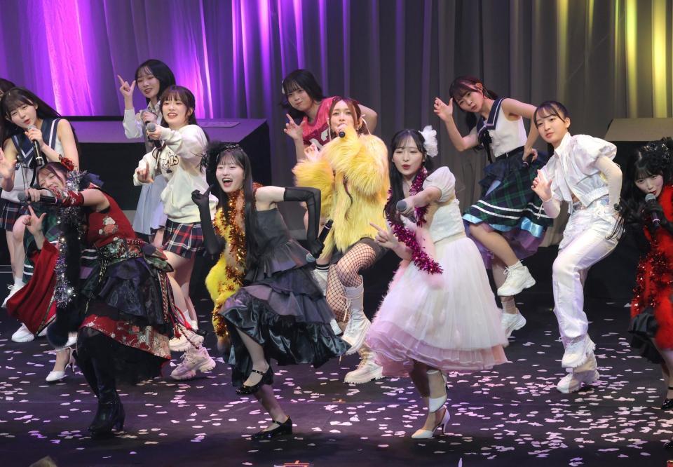 　ＡＫＢ４８のセンターで「ＬＯＶＥマシーン」を熱唱する後藤真希（中央）＝撮影・西岡正