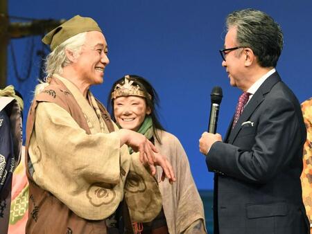 　西村まさ彦（左）をからかう三谷幸喜。中央は吉田羊（撮影・佐藤厚）
