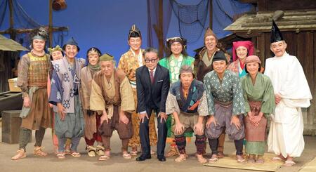 　（左から）甲本雅裕、谷川清美、小林隆、吉田羊、西村まさ彦、小原雅人、三谷幸喜、阿南健治、梶原善、野仲イサオ、相島一之、西田薫、宮地雅子、近藤芳正（撮影・佐藤厚）