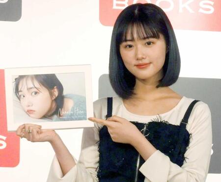 　カレンダーを持つ原菜乃華