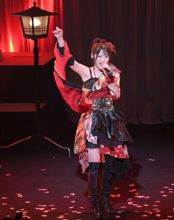 　中森明菜の「ＤＥＳＩＲＥ」を歌う村山彩希（撮影・西岡正）
