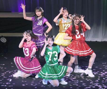 　ももいろクローバーの「行くぜっ！怪盗少女」を熱唱するＡＫＢ４８（撮影・西岡正）