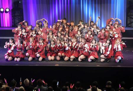 　ファンの前でポーズを決めるＡＫＢ４８（撮影・西岡正）