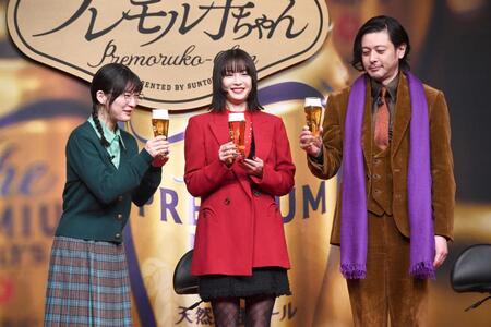　ビールで乾杯をする（左から）伊藤沙莉、広瀬すず、オダギリジョー（撮影・園田高夫）