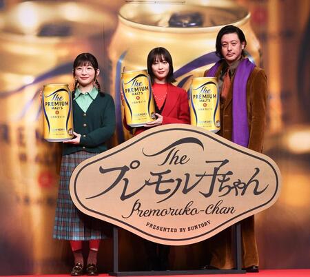 　ビールをＰＲする（左から）伊藤沙莉、広瀬すず、オダギリジョー（撮影・園田高夫）