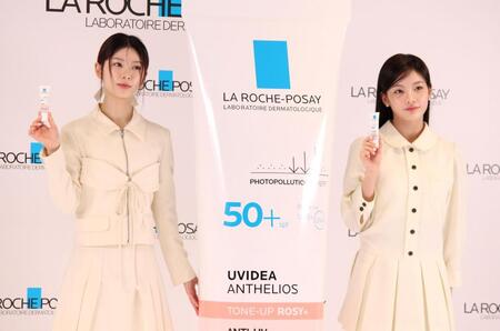 　ポーズを決めるＩＬＬＩＴのＭＯＫＡ（左）とＩＲＯＨＡ