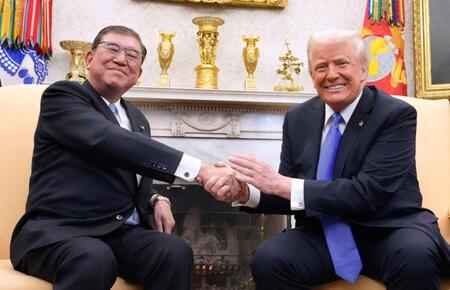 　首脳会談で握手を交わす石破首相（左）とトランプ米大統領（共同）