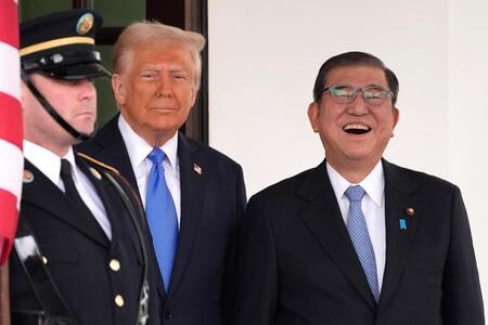 　ホワイトハウスでトランプ米大統領の出迎えを受ける石破首相（右）＝（ＡＰ＝共同）